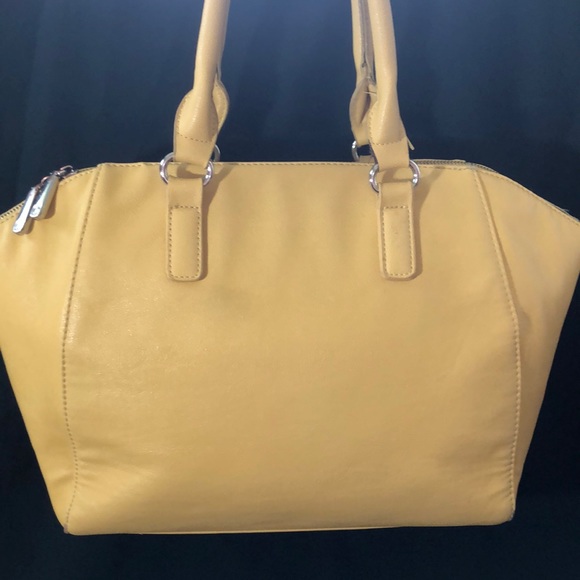 “C” yellow color shoulders Bag - Picture 3 of 14